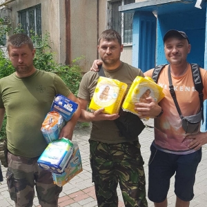 civilian-Ukrainians-help-9