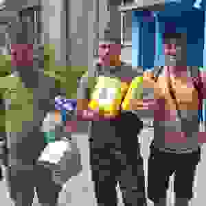 civilian-Ukrainians-help-9